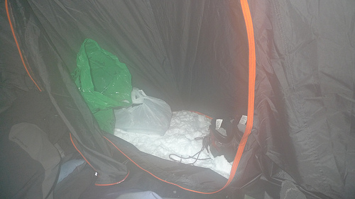 dans la tente