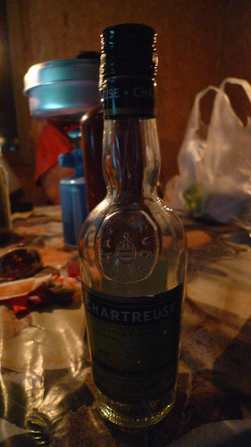 une bouteille de chartreuse