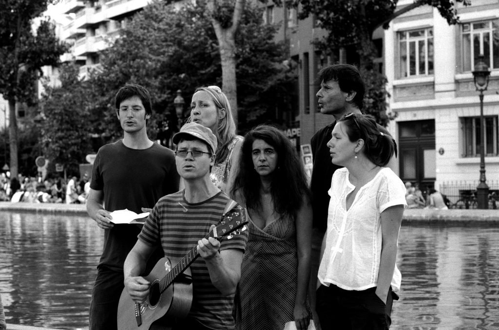 Chanteurs devant le canal St Martin