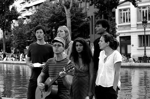 Chanteurs devant le canal St Martin
